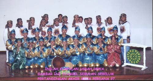 INILAH KUMPULAN USRAH DEWA. 
GAMBAR INI DIAMBIL SEBULAN SEBELUM 
PERTANDINGAN AKHIR MEGA PERDANA 97.